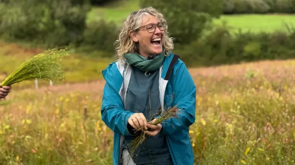 Self-confessed "flax nut" Kathy Kirwan says she has fallen in love with the "circular" nature of the plant